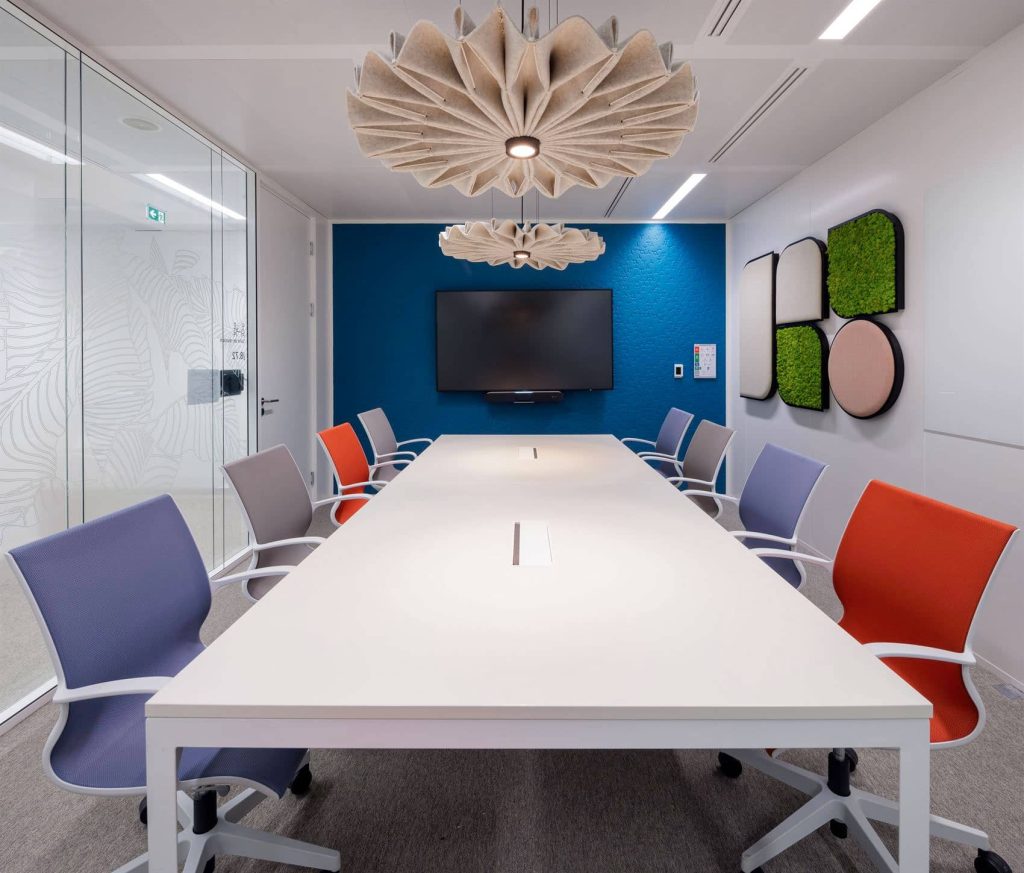 Une salle de réunion design et colorée