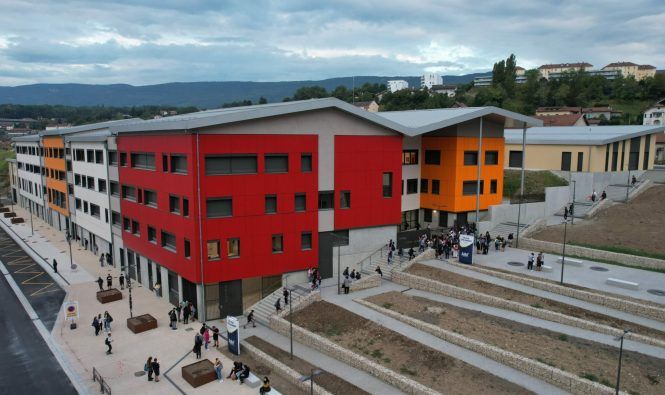 vu du collège, deux bâtiments, un rouge et un orange