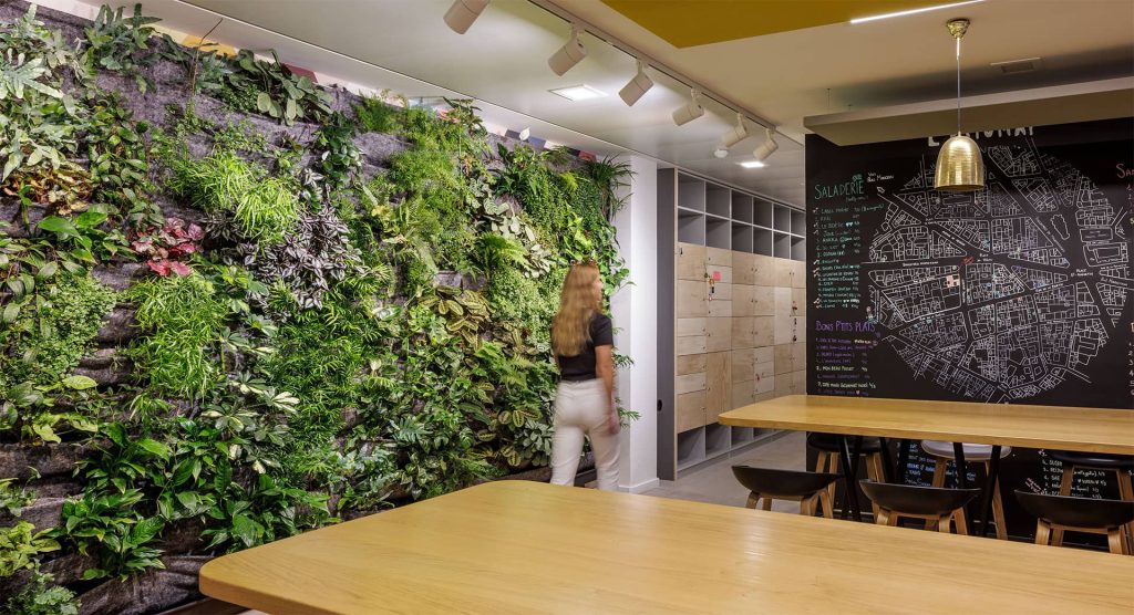 Des bureaux avec un mur végétalisé