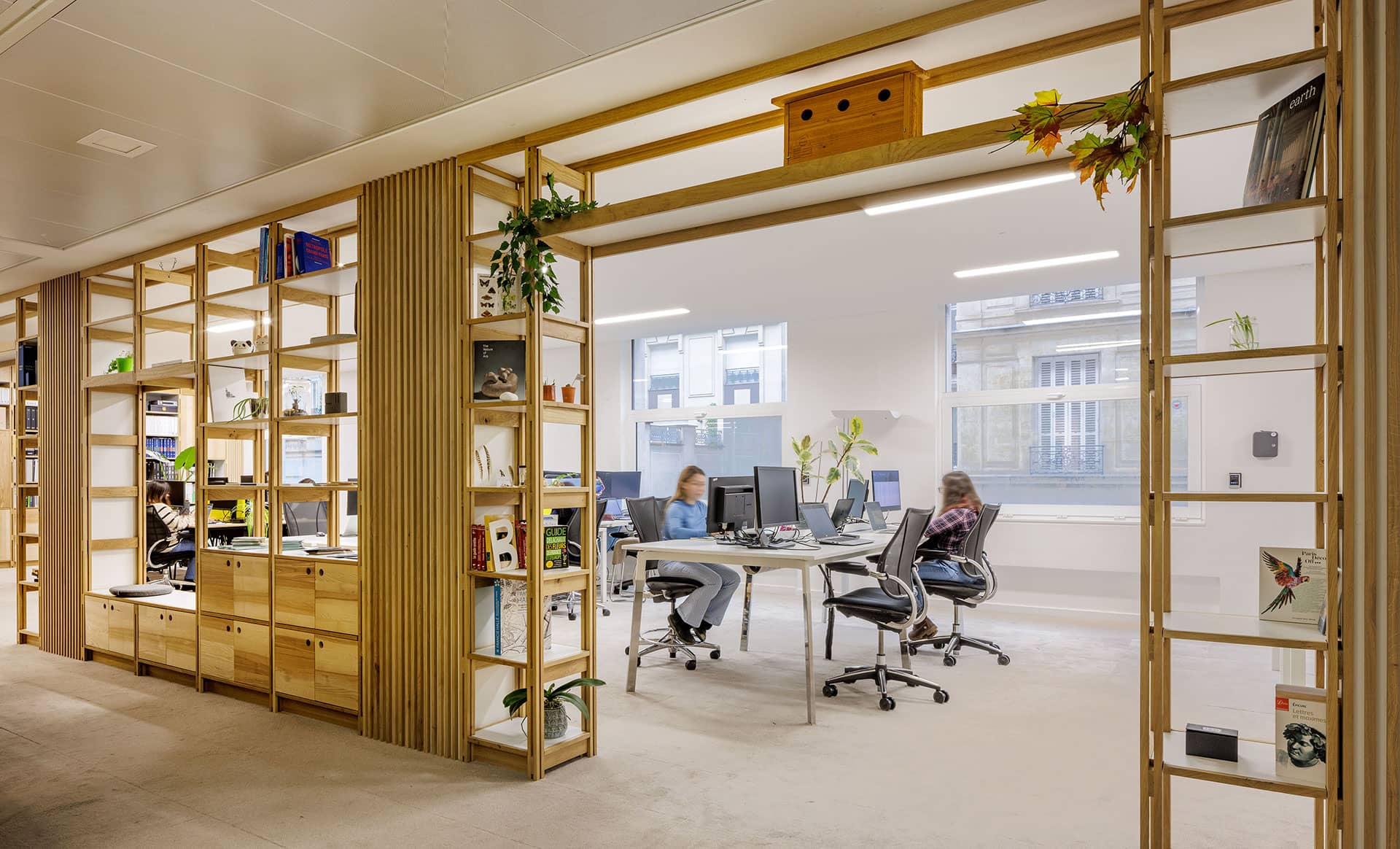 Des bureaux en flex-office nouvellement réaménagés pour montrer le workplace design