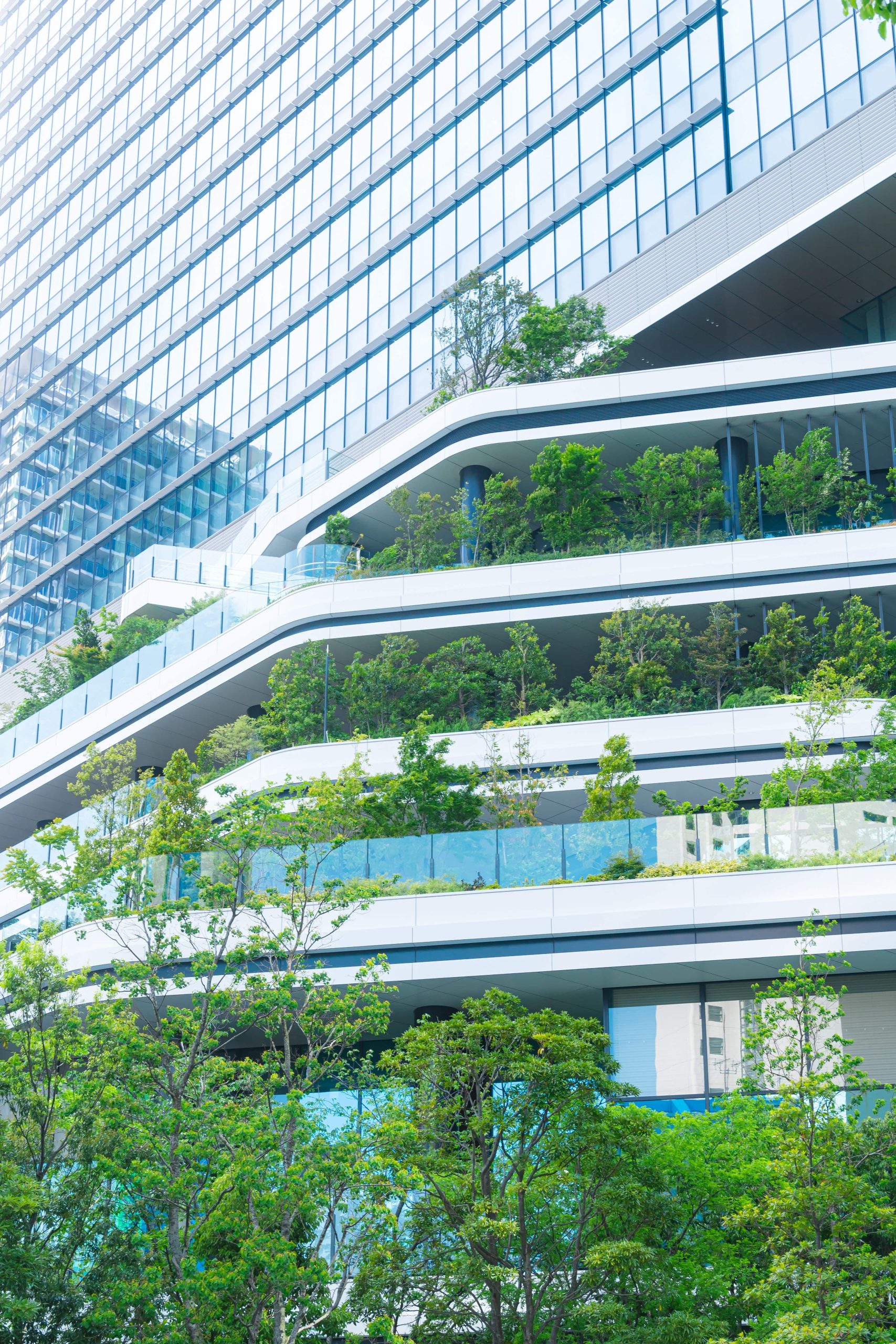 Un immeuble de bureaux avec des terrasses végétalisées
