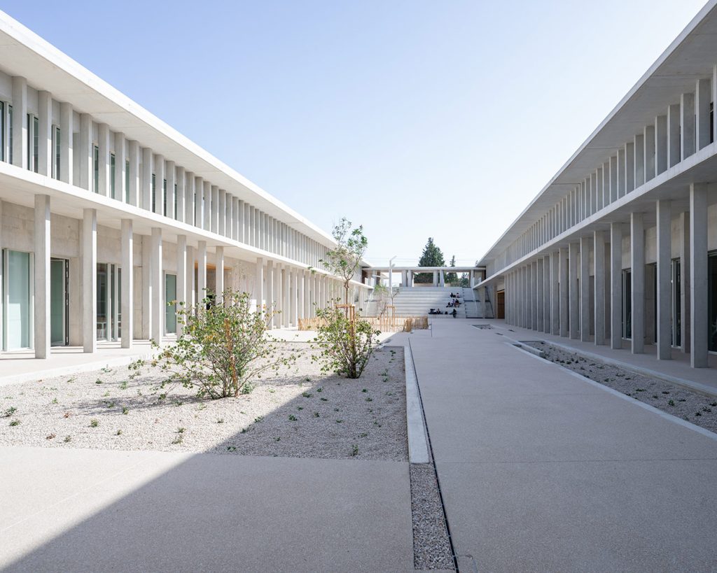 Un lycée blanc avec une cour intérieure végétalisée