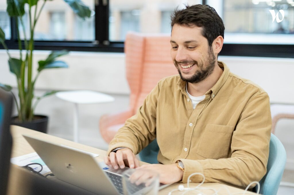 Un employé qui sourit au travail