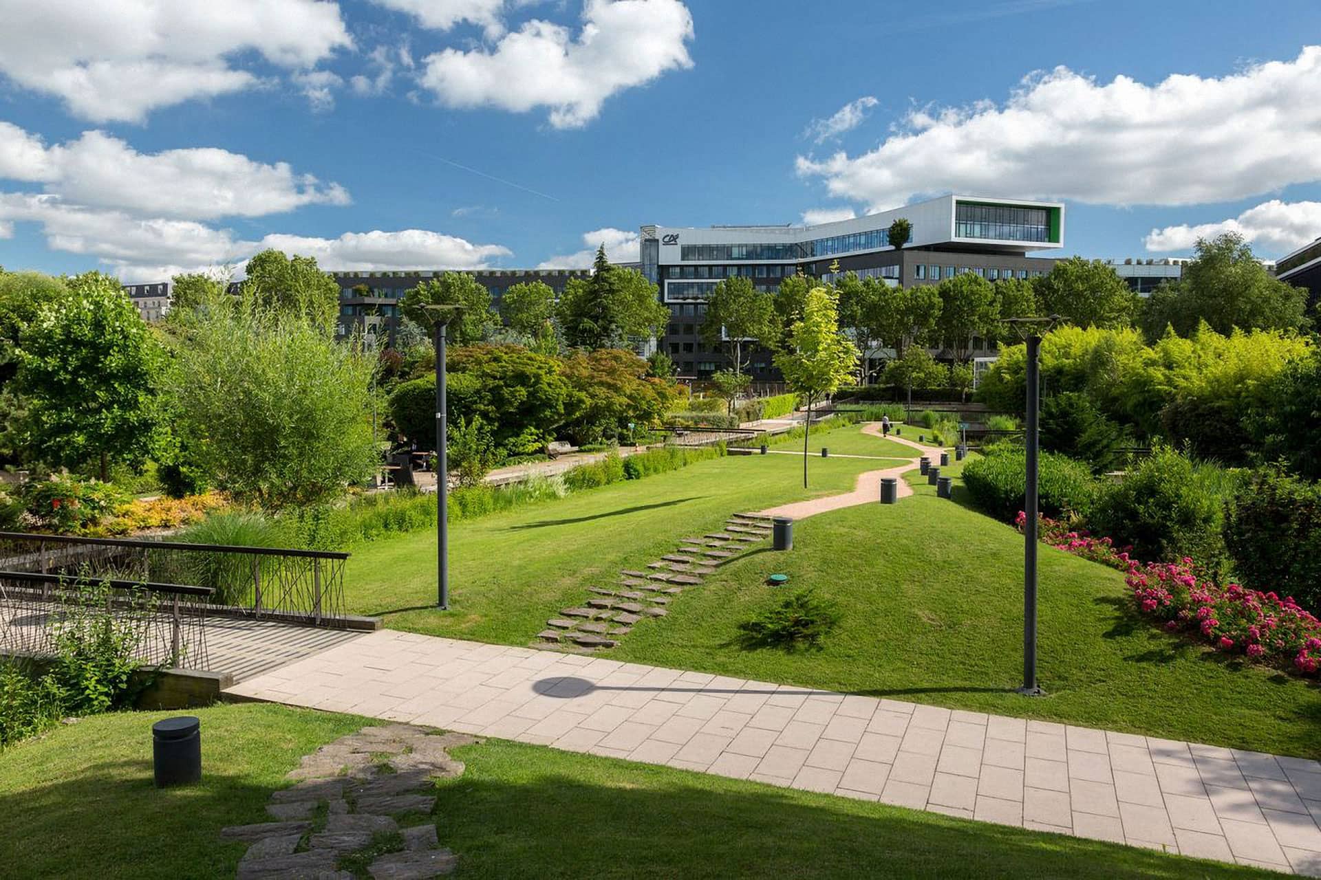 Un campus avec des espaces végétalisés