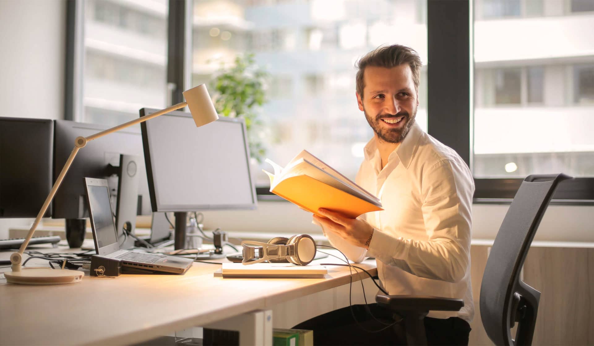 Un homme sourit au travail