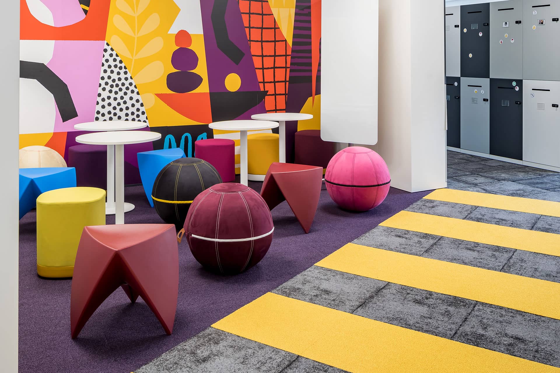 Un espace de travail design et coloré dans un article de presse