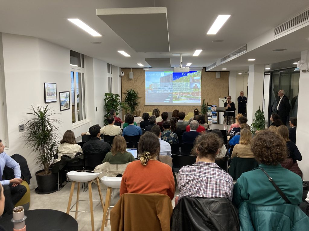 Une conférence dans des bureaux