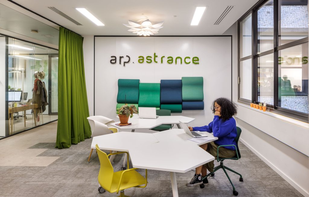 Un espace collaboration dans des bureaux