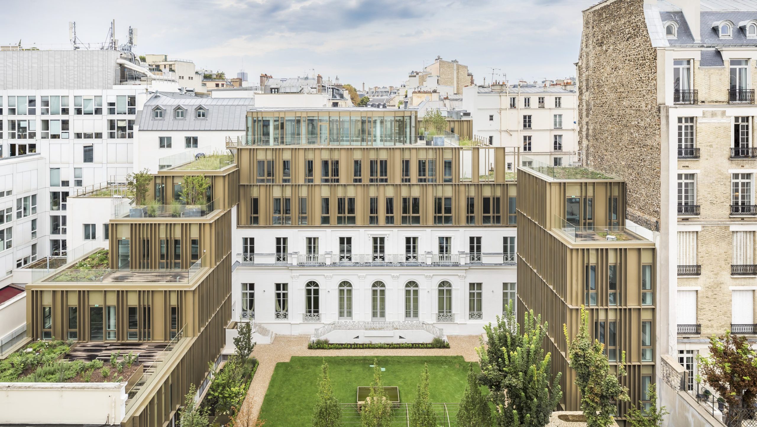 Immeuble avec un jardin et des toits végétalisés à Paris