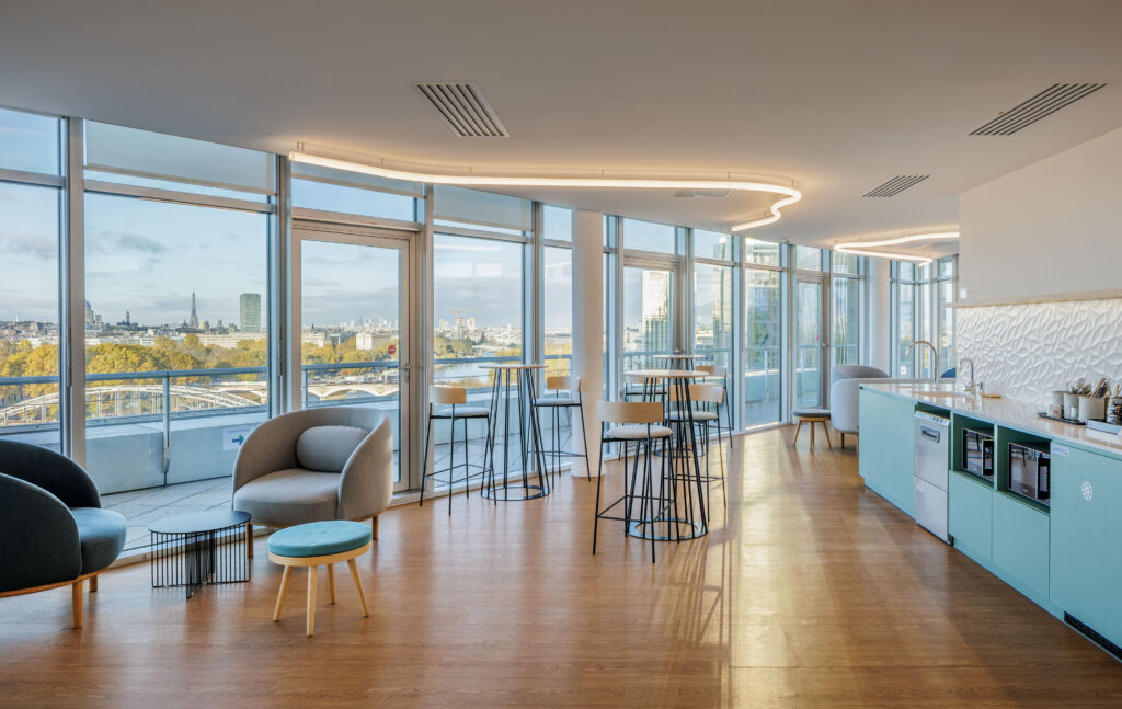 Un workcafé au dernier étage d'un bâtiment qui surplombe Paris