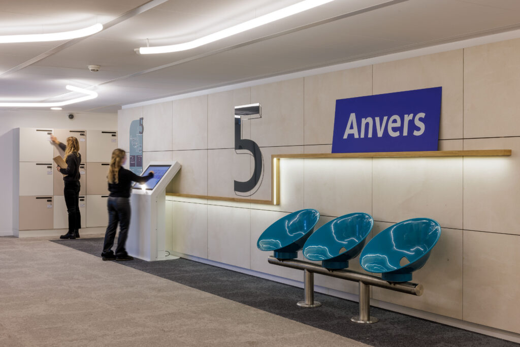 Un couloir avec de la décoration de métro pour rappeler la RATP