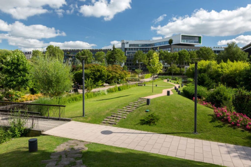 Un campus avec des espaces verdoyants