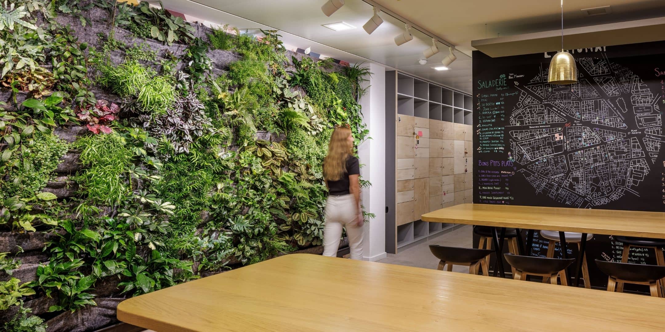 Les bureaux avec un mur végétalisé