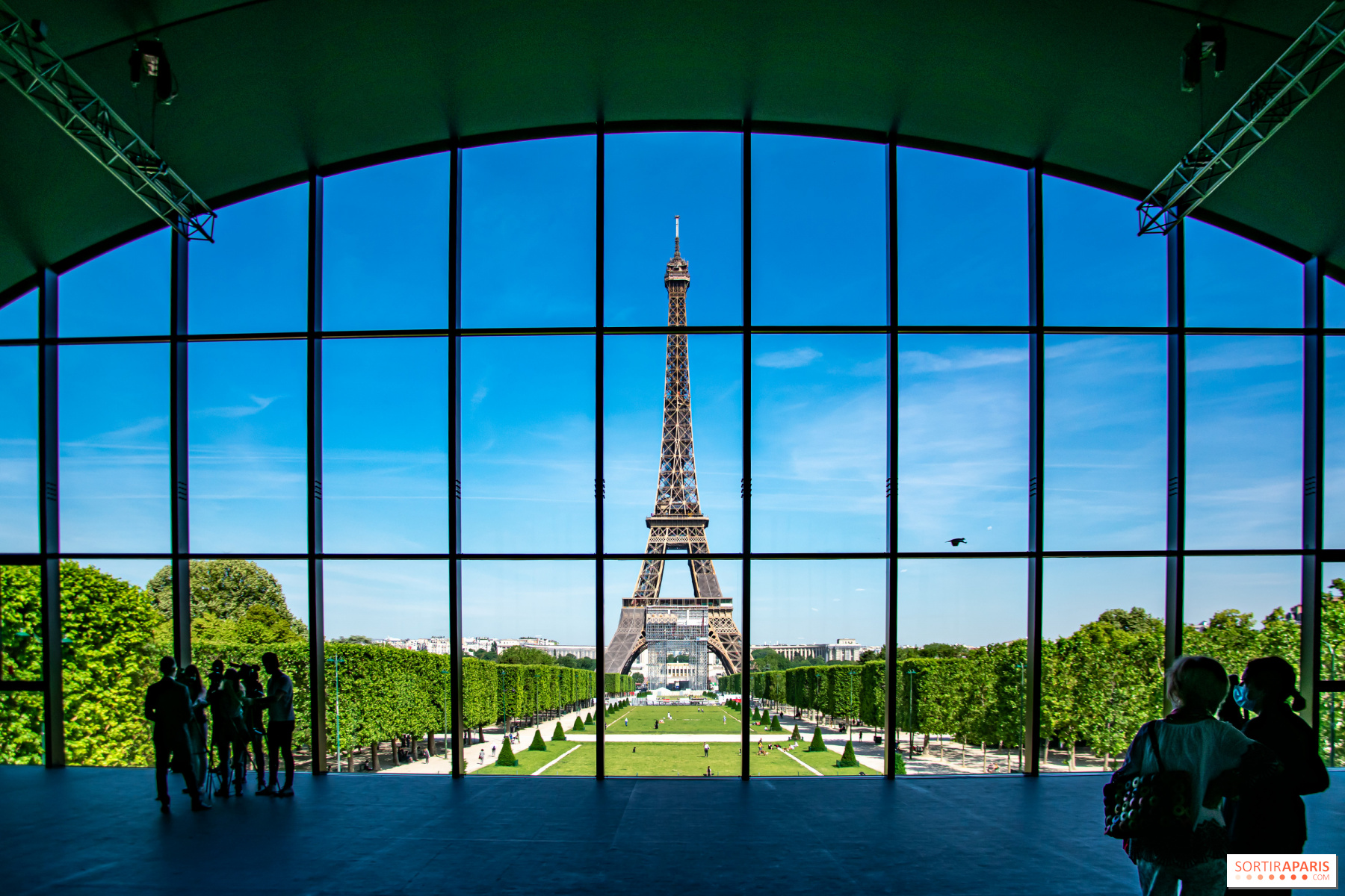 Le Grand Palais éphémère à Paris près de la Tour Eiffel