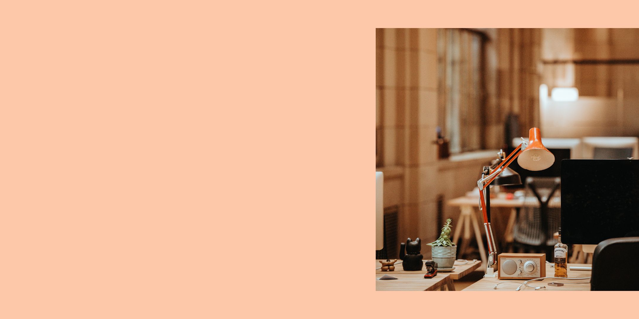 Un bureau avec des accessoires sur la table