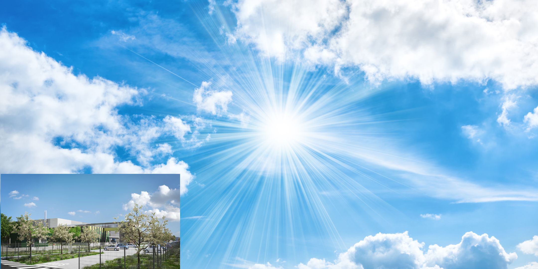 Le ciel bleu avec des nuages et le soleil