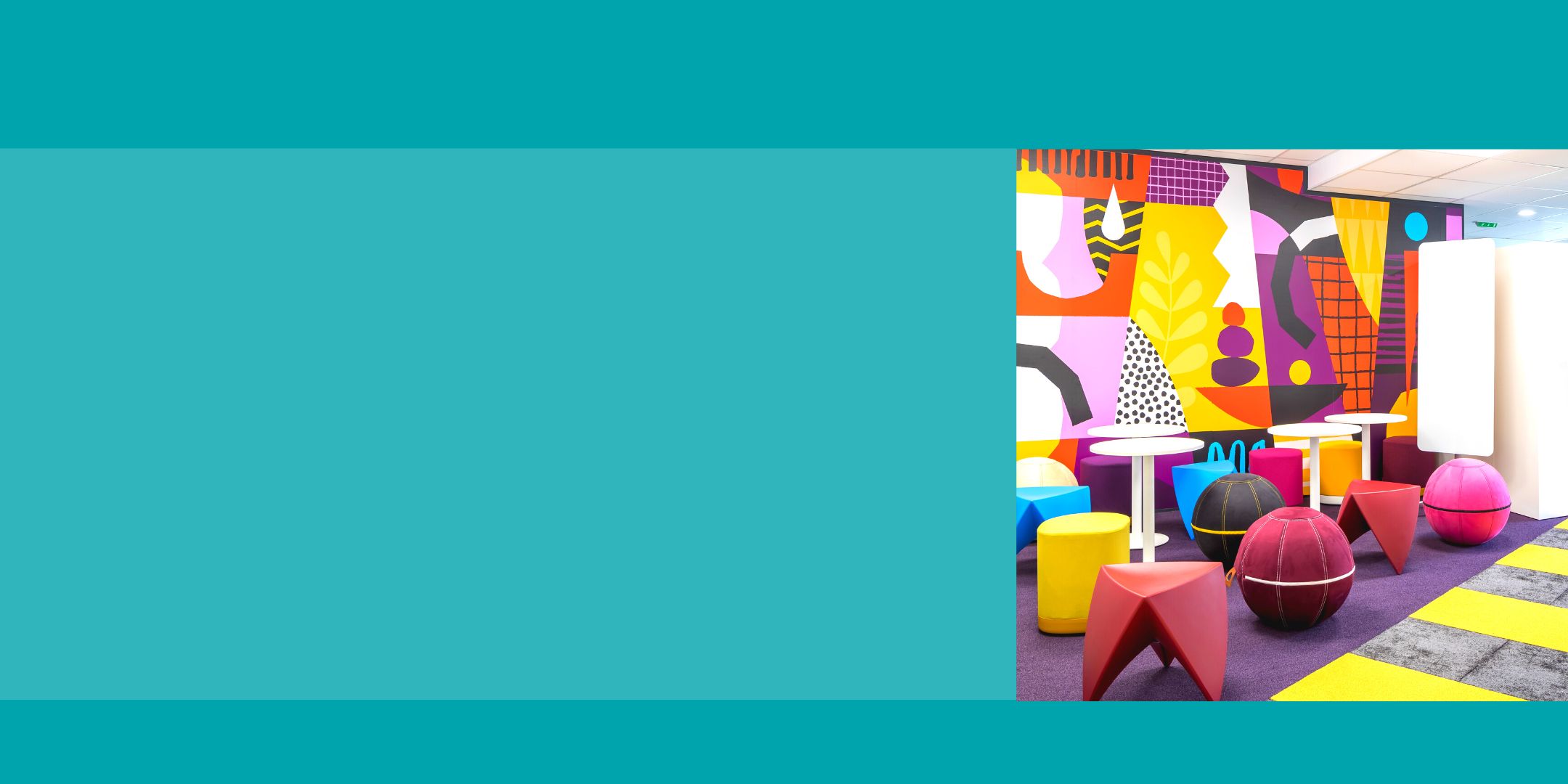 L'intérieur de bureaux de travail colorés