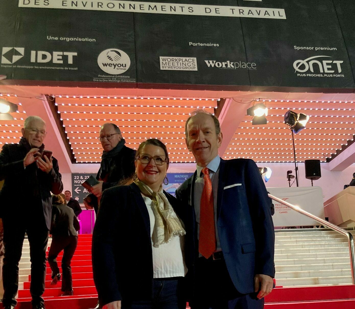 Des personnes sur la montée des marches à Cannes