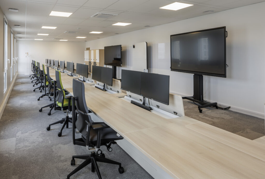 Une salle de formation avec différentes assises et écrans