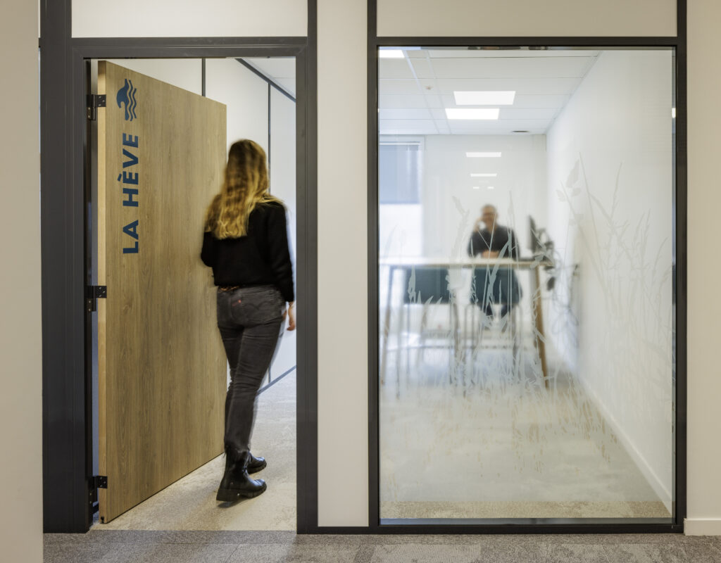 Une personne rentre dans un bureau indivuel