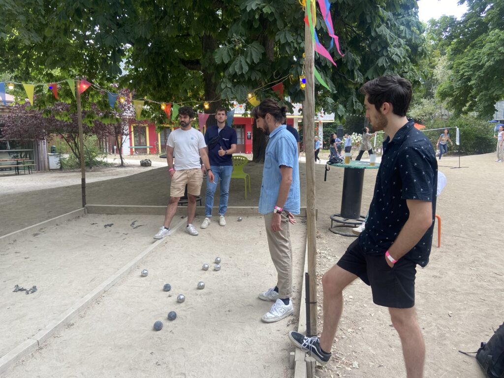 Des équipes de travail jouent à la pétanque