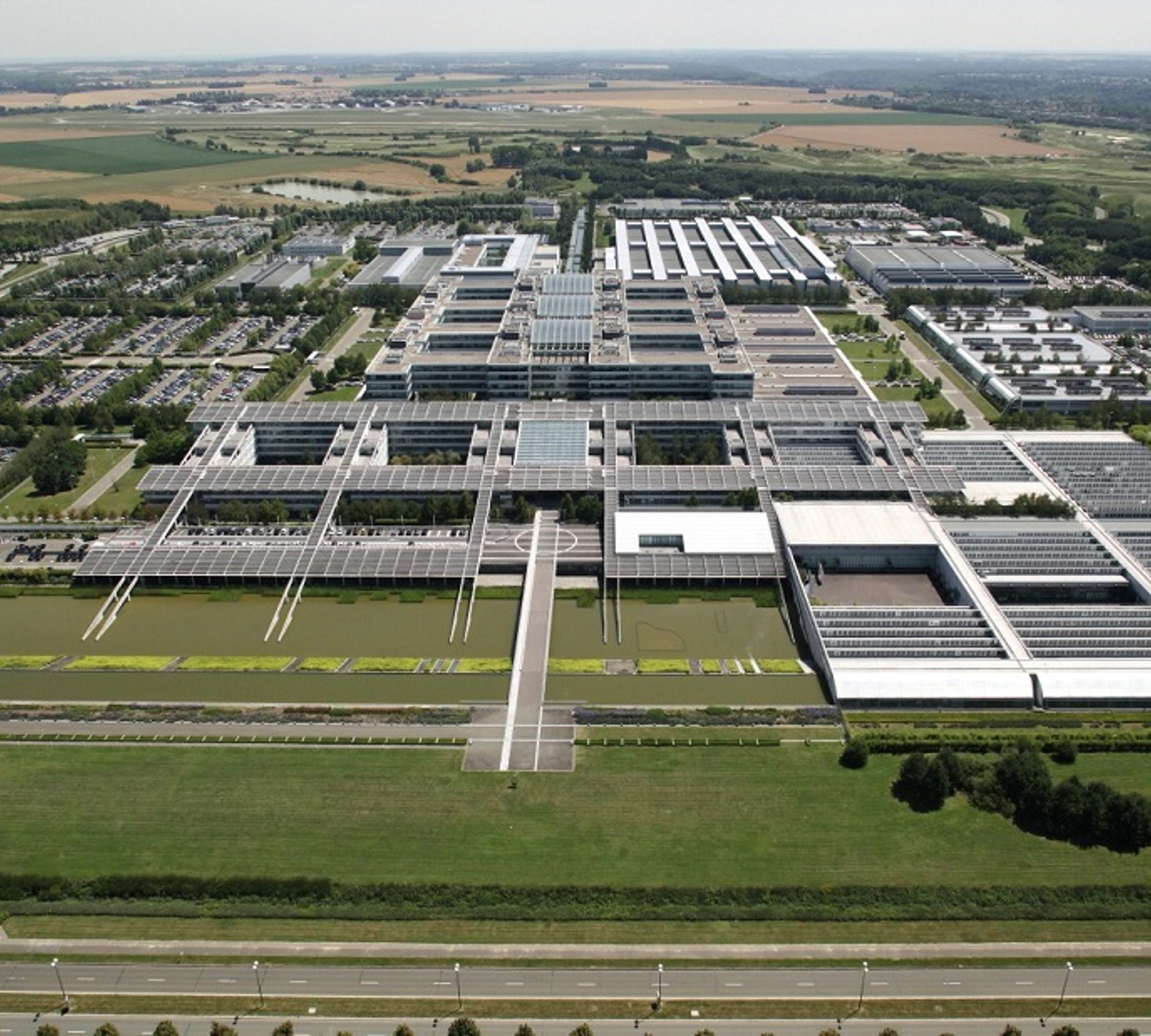 nombreux bâtiments industriels vus de haut en campagne