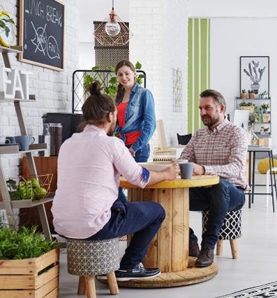 Collaborateurs en réunion dans un espace ergonomique et moderne