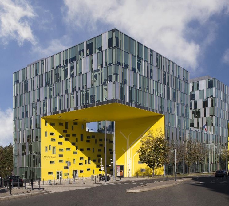 bâtiment moderne cubique avec ouverture jaune