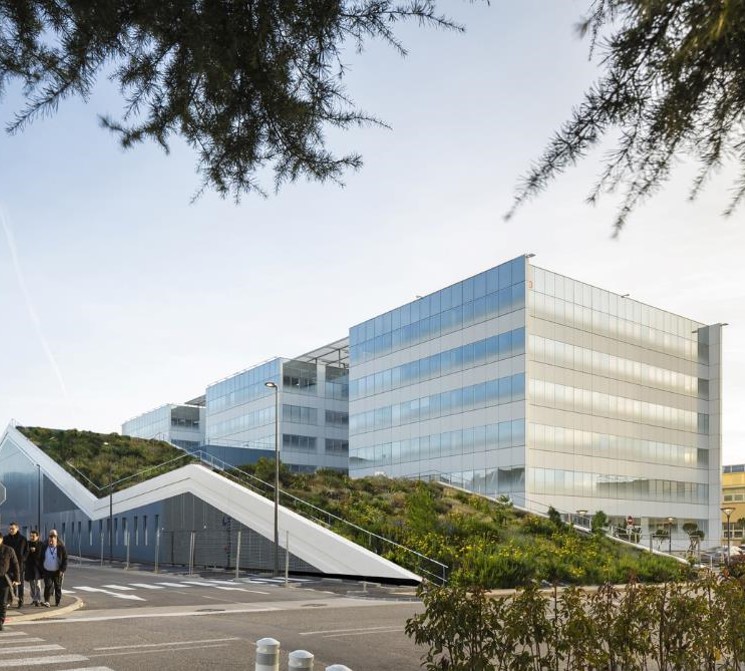 Bâtiment bureaux modernes avec aménagement verdure